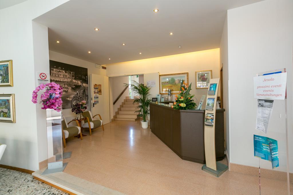 Hotel Colonna Лидо ди Йезоло Екстериор снимка